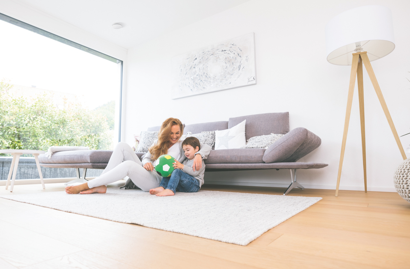 Zehnder_CSY_ComfoValveLunaS-living-woman-child-ball ComfoValve Luna S, Luna S, supply air valve, design valve living, woman, child, ball