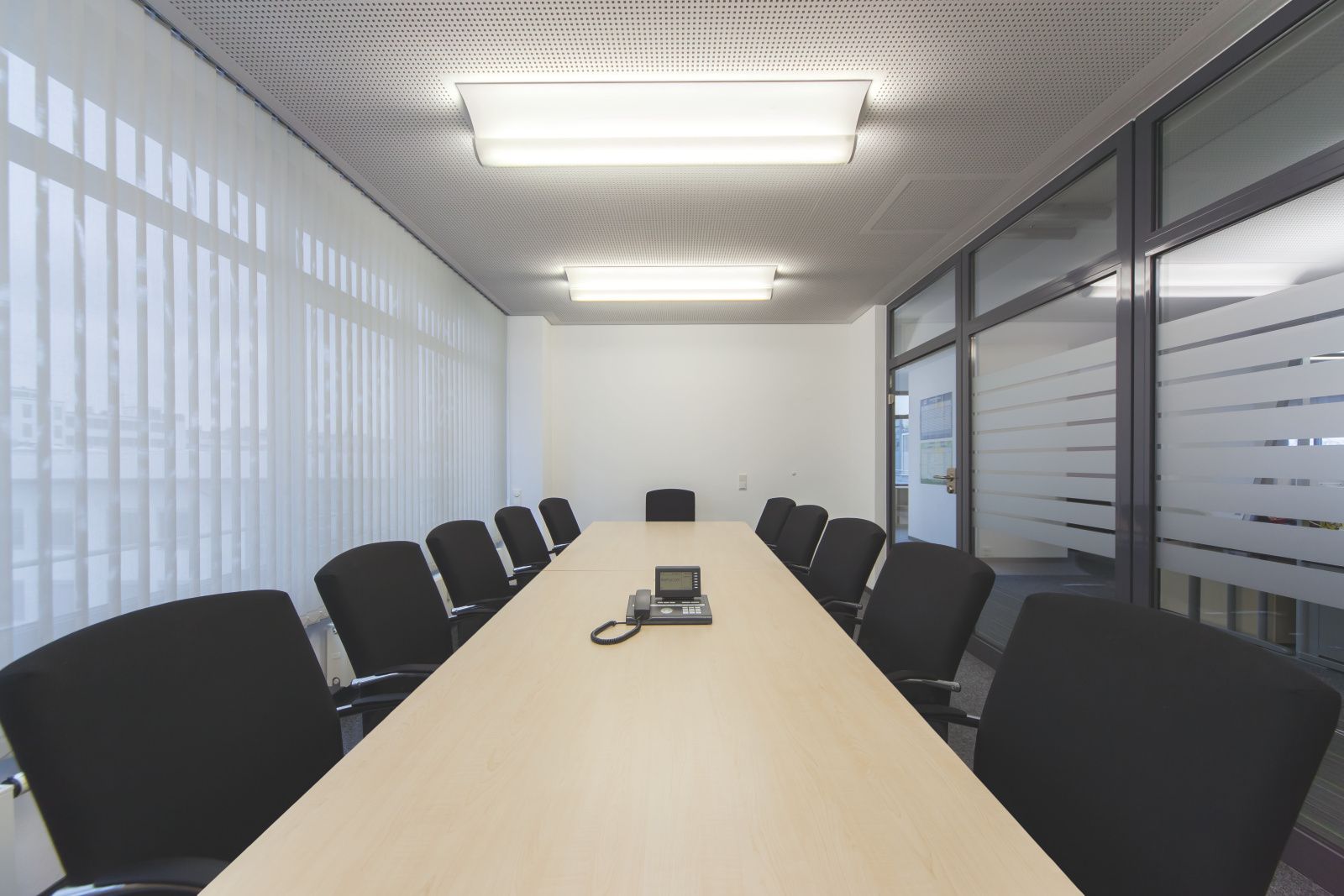 Konferenční místnost, stropní sálavé panely Zehnder