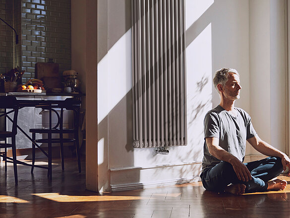 Zehnder Charleston - originál mezi ocelovými článkovými topnými tělesy.