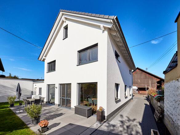 Exteriér moderního rodinného domu ve Weisweilu vybaveného ventilačními a energeticky úspornými systémy značky Zehnder