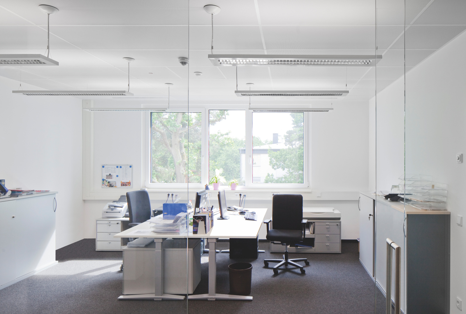 Závěsný stropní systém uzavřený