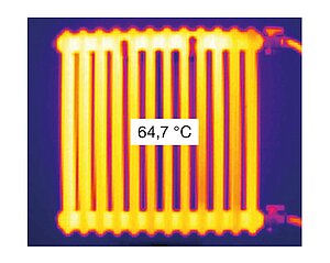Povrch tělesa se ohřeje na 64°C už za 4 minuty.