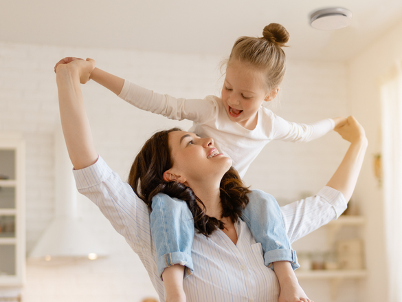 Comfo Valve Luna, mother with daughter on her shoulders, kitchen, laughing, happy, base Image AdobeStock_451026481,