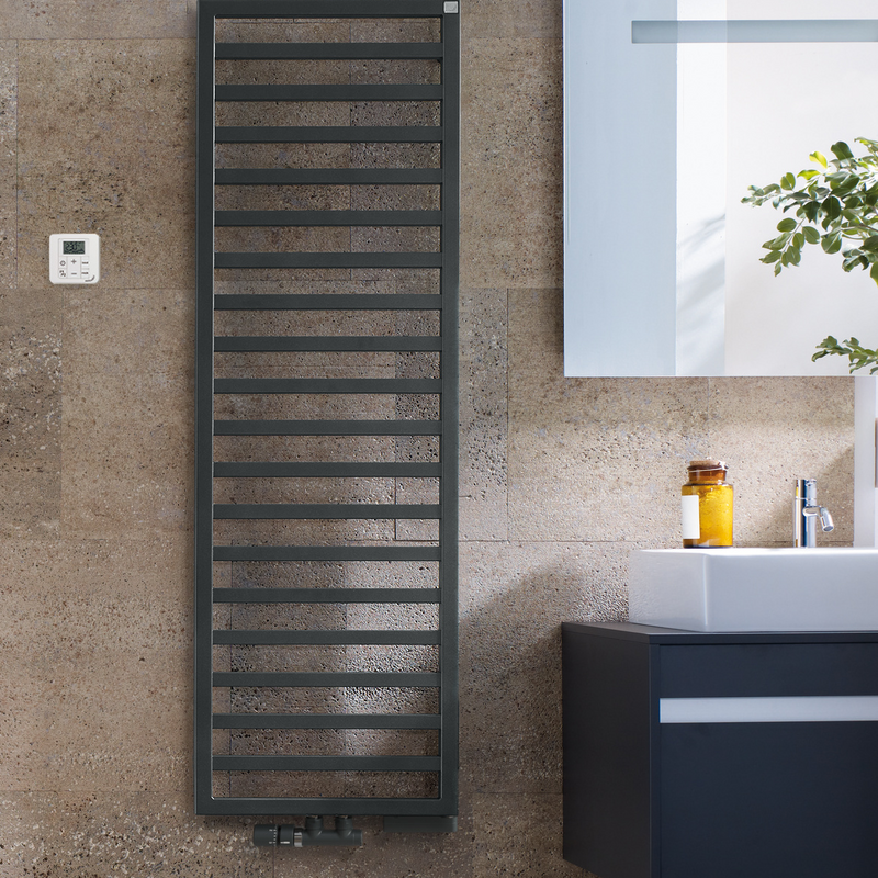Zehnder Quaro - designový radiátor pro kombinovaný provoz v barvě Anthracite Grey, středové připojení