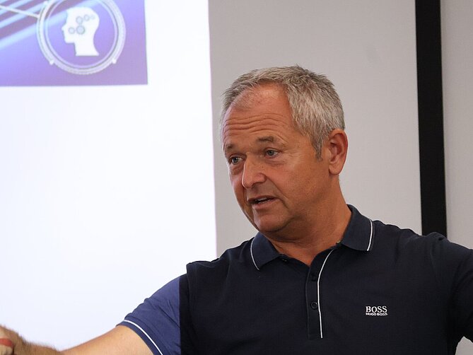 Jan Mühlfeit přednáší v Zehnder Climate Center  Zehnder Climate Center hostil přednášku Jana Mühlfeita