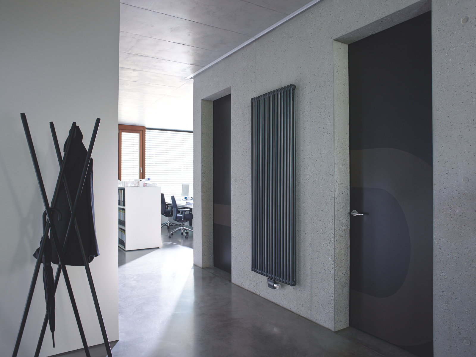 Zehnder_RAD_Charleston-HY_2200_16_volcanic_buero2_02 Reference Zehnder Charleston Decorative radiator Side view