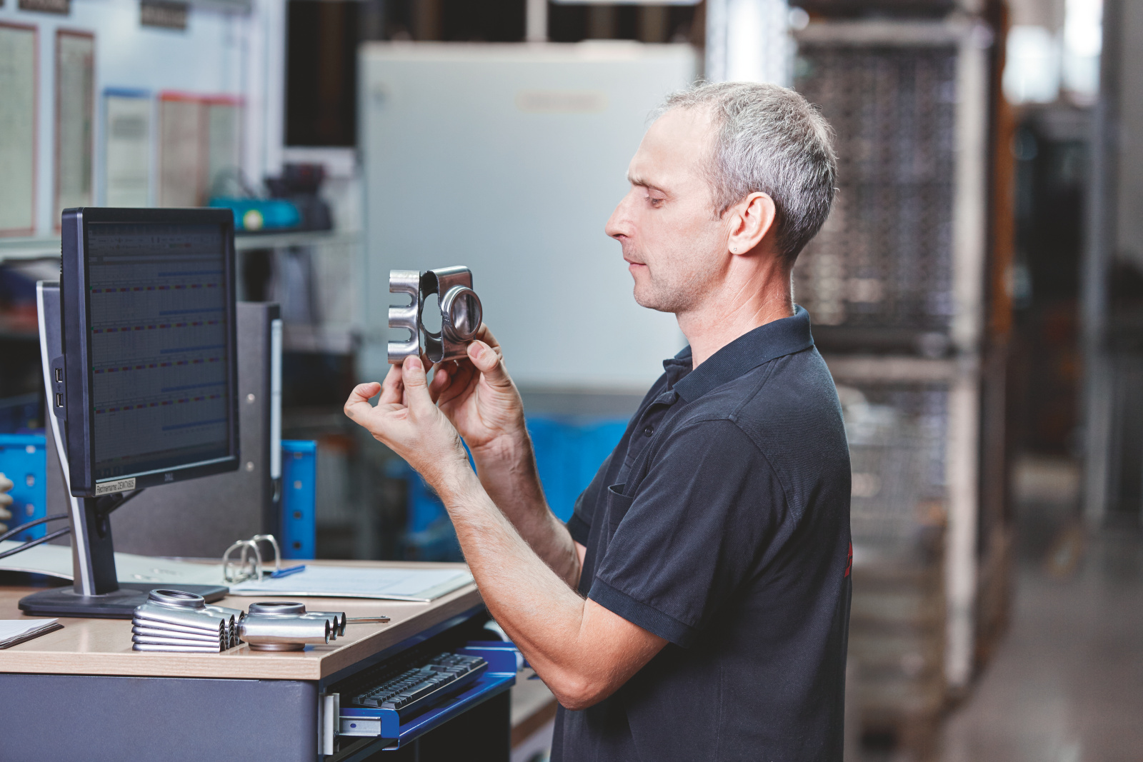 Zehnder_RAD_Charleston_Production step 8b_Production_Visual quality check of the header laser_welding seam Photograph Zehnder Charleston Electric Decorative radiator