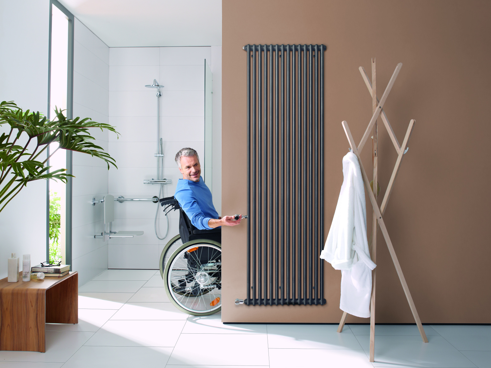 Zehnder_RAD_Charleston_komfortable.Bedienung_Barrierefreiheit Komfortní a jednoduché ovládání díky Zehnder Charleston EasyAccess