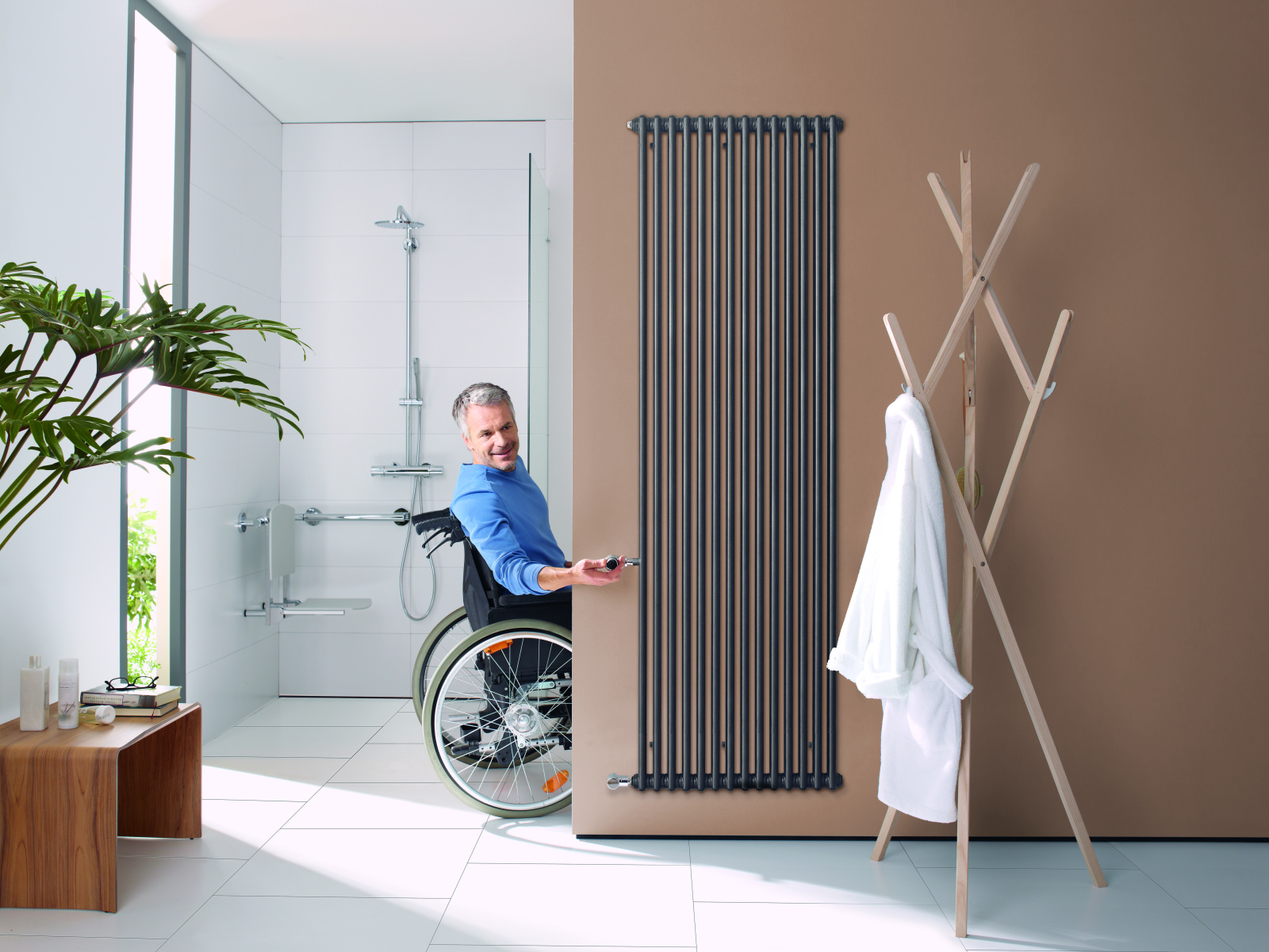 Zehnder_RAD_Charleston_komfortable.Bedienung_Barrierefreiheit Komfortní a jednoduché ovládání díky Zehnder Charleston EasyAccess