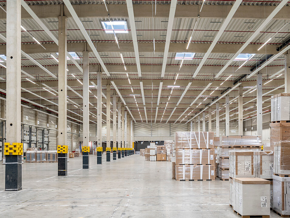 Reference: stropní panely Zehnder ZIP, logistická hala Reference: stropní panely Zehnder ZIP umístěné v průmyslové hale Ikea.