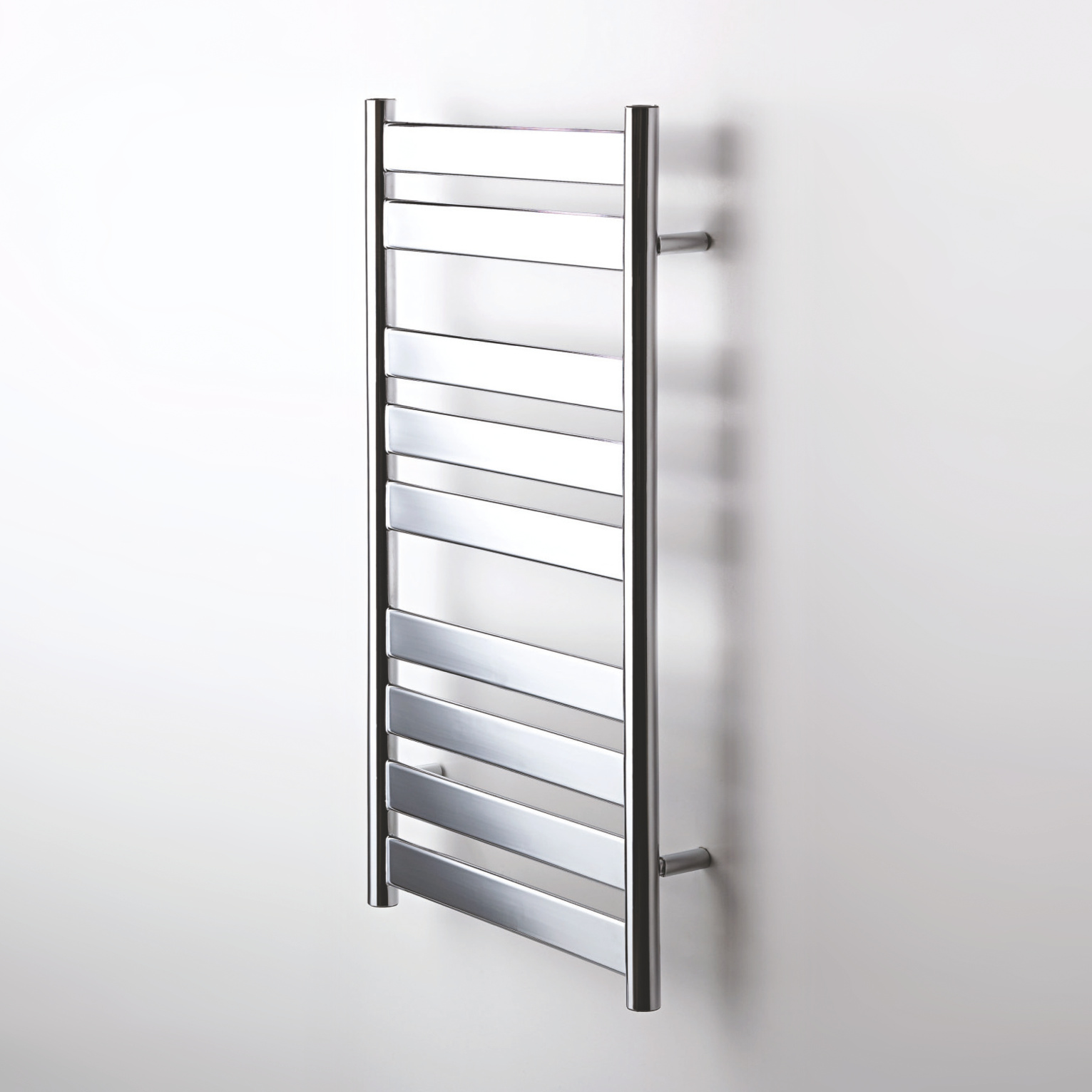 Zehnder Zeta Vytříbené ploché vodorovné trubky radiátoru Zehnder Zeta v chromu.