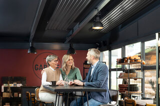 Zehnder ZFP Urban Využití stropních panelů Zehnder ZFP Urban v prostoru restaurace.