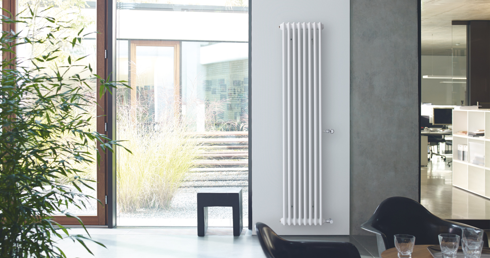 Zehnder Charleston v obývacím pokoji, komfortní ovládání. Charleston Retrofit - vyměňte starý radiátor za nový