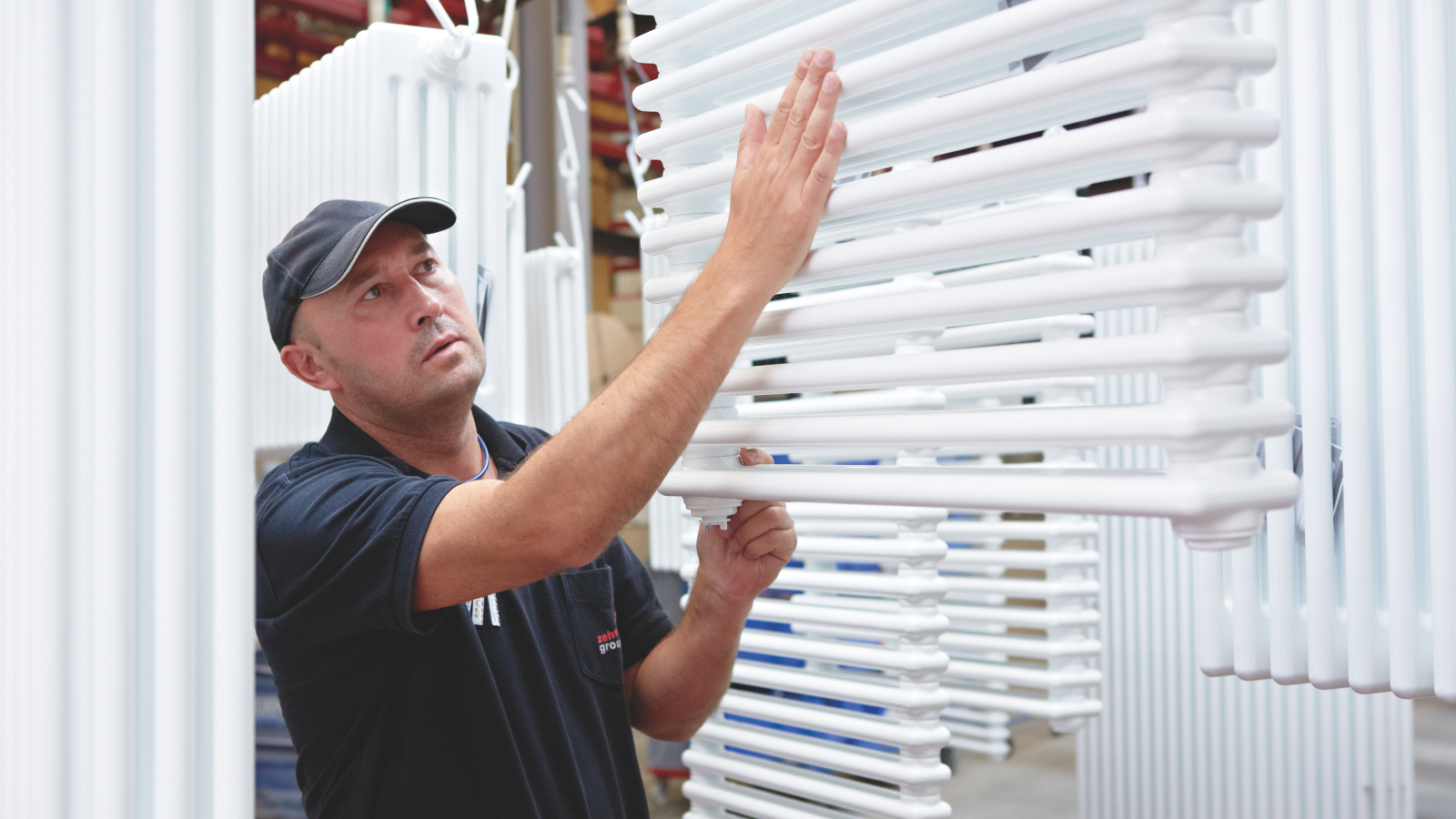 Zehnder_RAD_Charleston_Production step 21_Final quality check of the surface Kontrola kvality při výrobě radiátoru Zehnder Charleston.